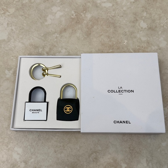 CHANEL LA Collection Lock & Key Set New In Box - Picture 3 of 5